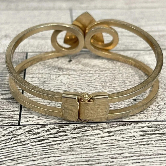 Authentic Vintage VTG Camp Fire Girls Logo Gold Bracelet Spring Loaded - Picture 3 of 9